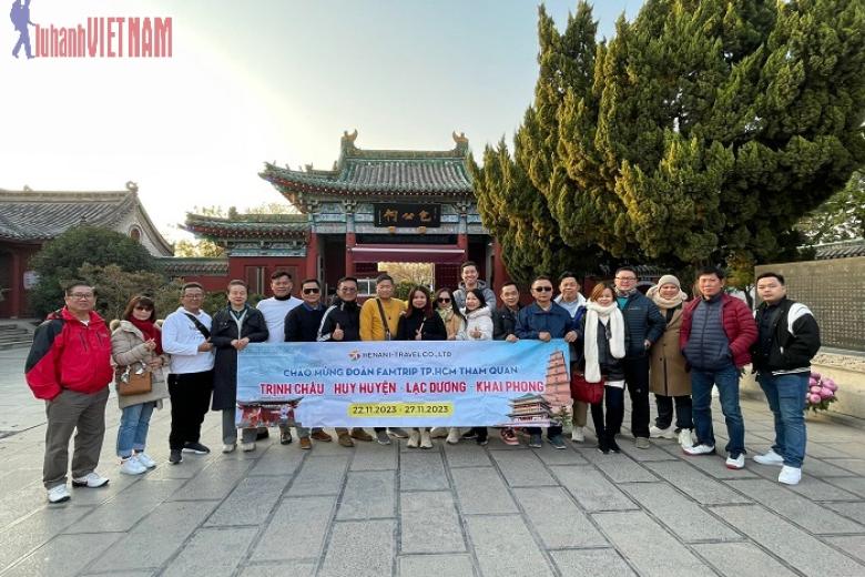 Khách chụp ảnh lưu niệm