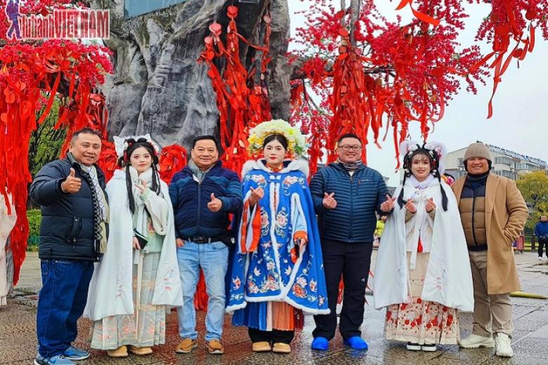 Khách chụp ảnh lưu niệm