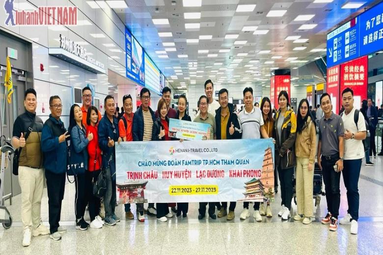 Khách chụp ảnh lưu niệm