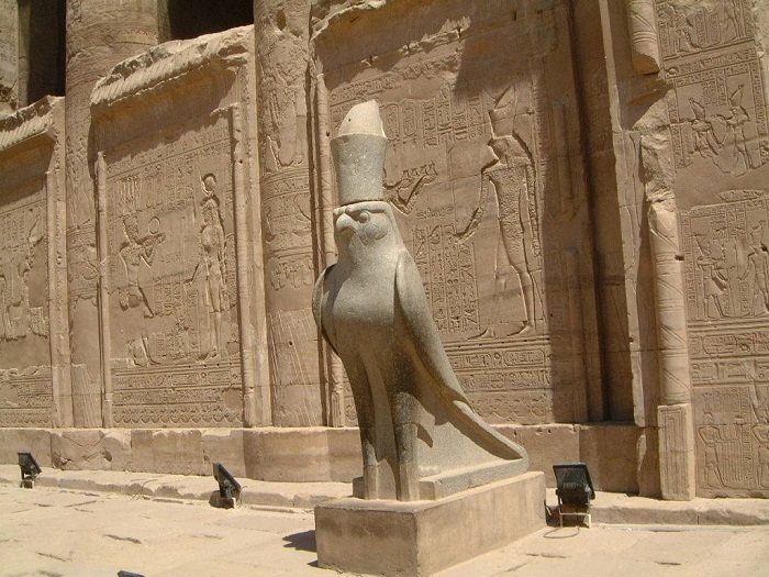 Ngôi đền Horus – Thần Ánh Sáng (Thần có đầu chim ưng)