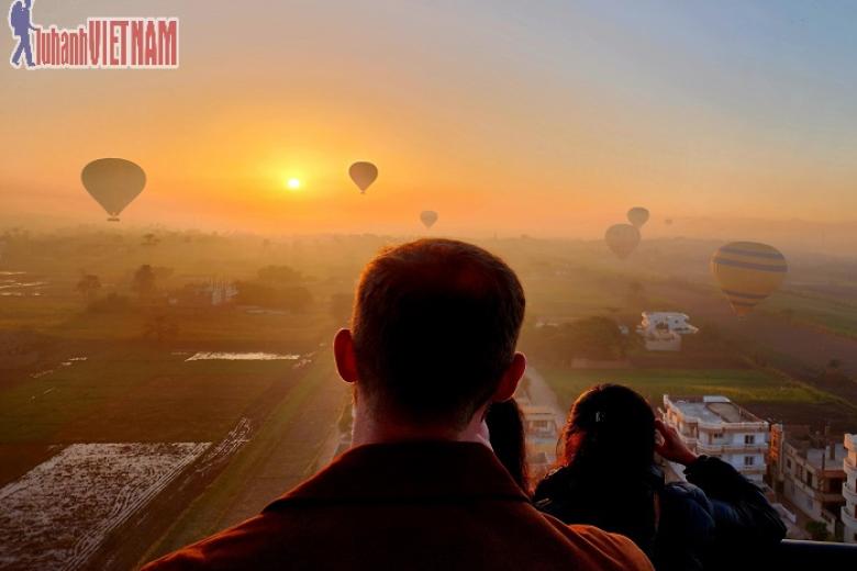Khách chụp ảnh lưu niệm