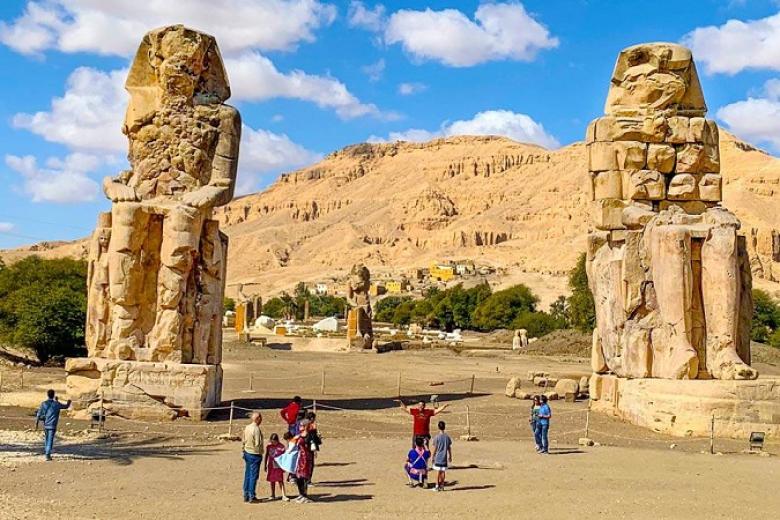 Hai bức tượng đá khổng lồ của Memnon