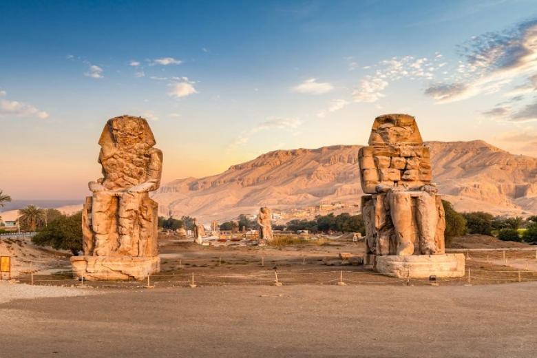 Hai bức tượng đá khổng lồ của Memnon