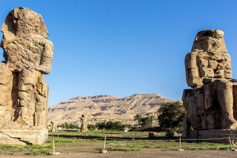 Hai bức tượng đá khổng lồ của Memnon
