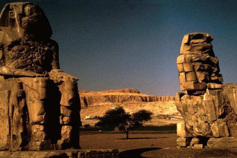 Hai bức tượng đá khổng lồ của Memnon