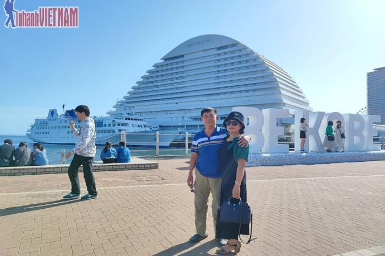 Khách chụp ảnh lưu niệm