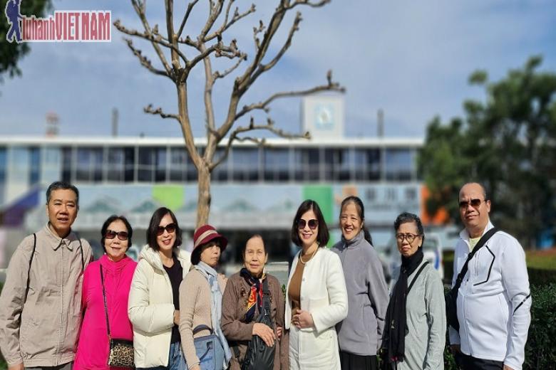 Khách chụp ảnh lưu niệm