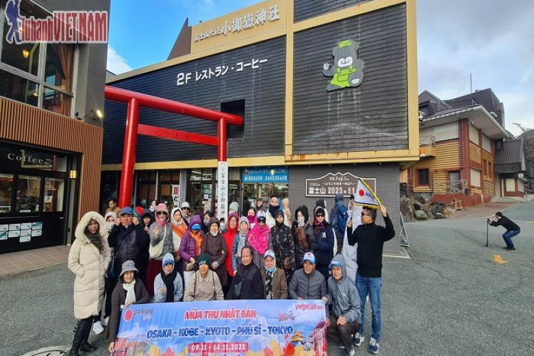 Khách chụp ảnh lưu niệm