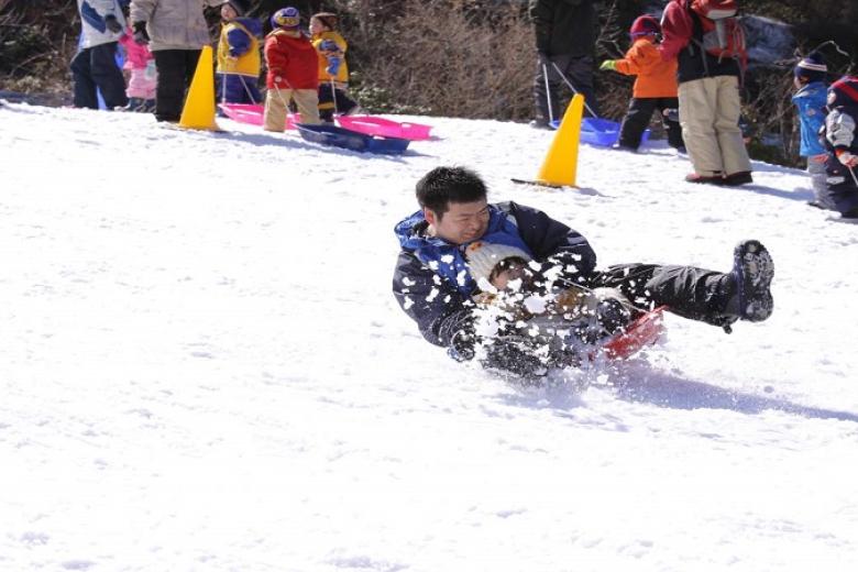 Vui chơi tại khu trượt tuyết Rokkosan