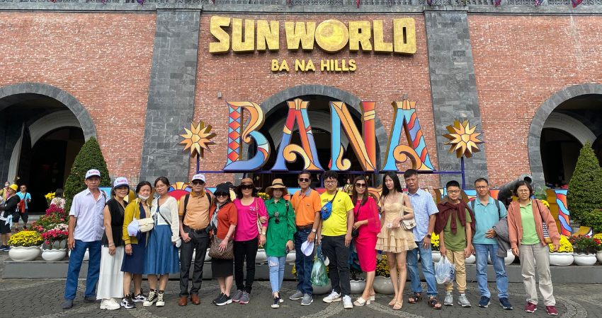 Khách đoàn check in Ba Na Hills