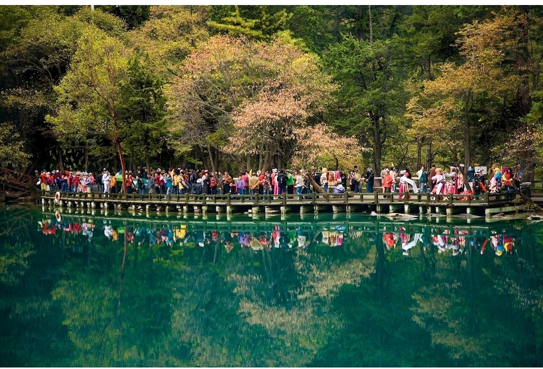 Hồ Gấu Trúc là hồ có những họa tiết màu sắc kỳ lạ của màu xanh lam và màu xanh lá cây. Gấu trúc lớn được cho rằng đã đến hồ này để uống nước