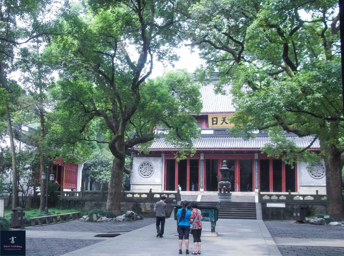 Khung cảnh tại Miếu Nhạc Phi mùa nào cũng đẹp và yên bình
