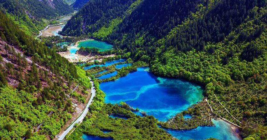 Rừng nguyên sinh nơi đây với những vách đá, bao gồm cả Kiếm Nham là khối đá hình lưỡi kiếm cao 500 mét.