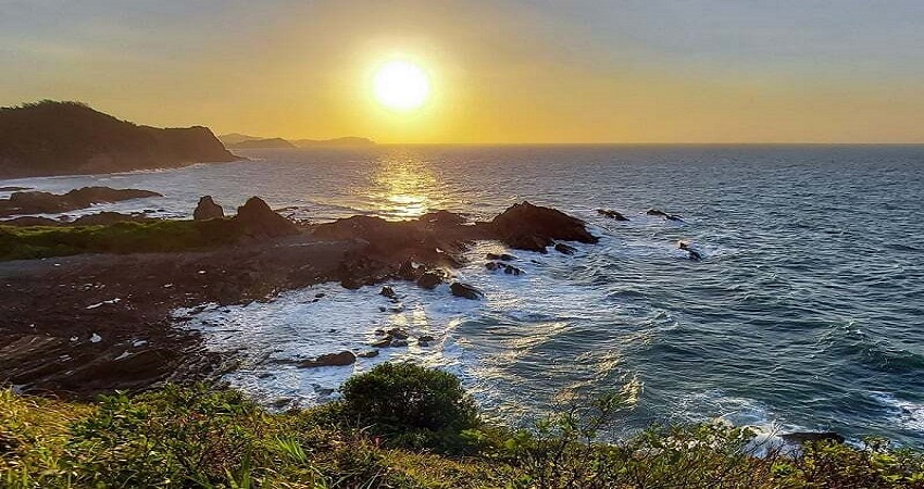 Bãi đá Móng Rồng