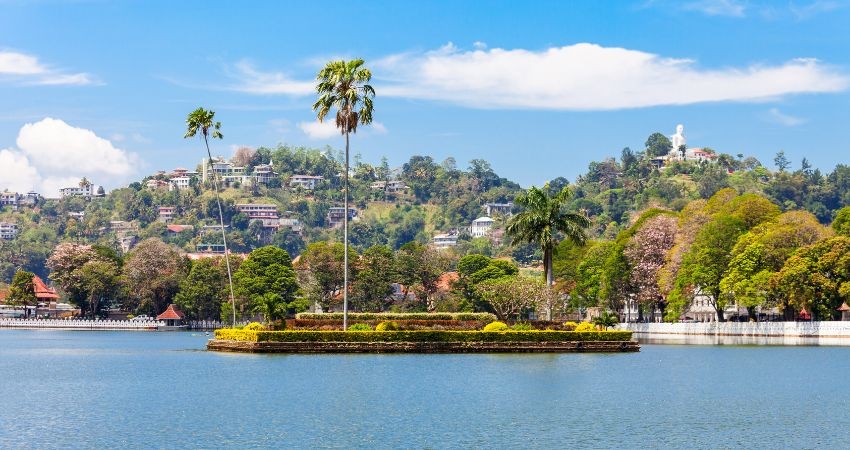 Cố đô Kandy là trung tâm văn hóa và tôn giáo quan trọng của Sri Lanka
