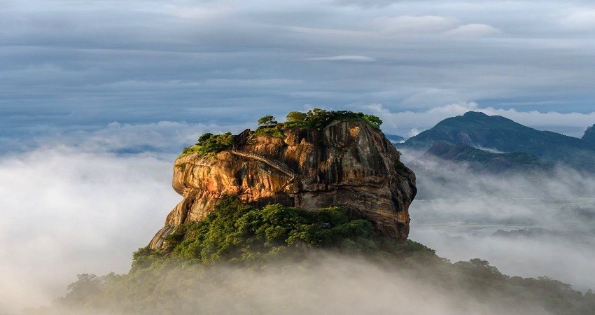Núi đá Sư tử Sigiriya là một trong những biểu tượng nổi tiếng của Sri Lanka