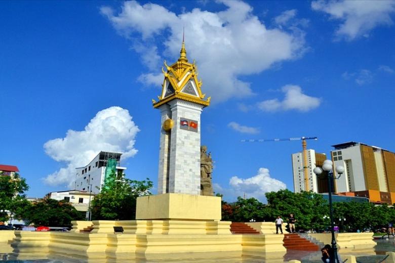 Tham quan tượng đài Hữu Nghị, đài Độc Lập