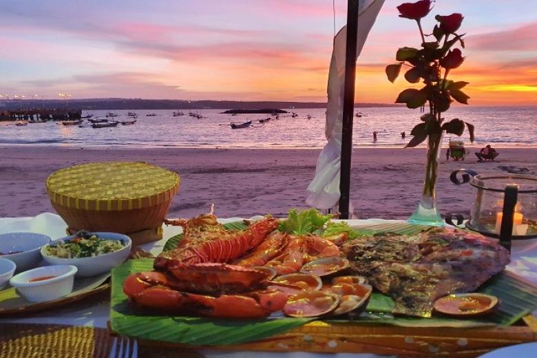 Thưởng thức bữa tối trên bãi biển Jimbarang