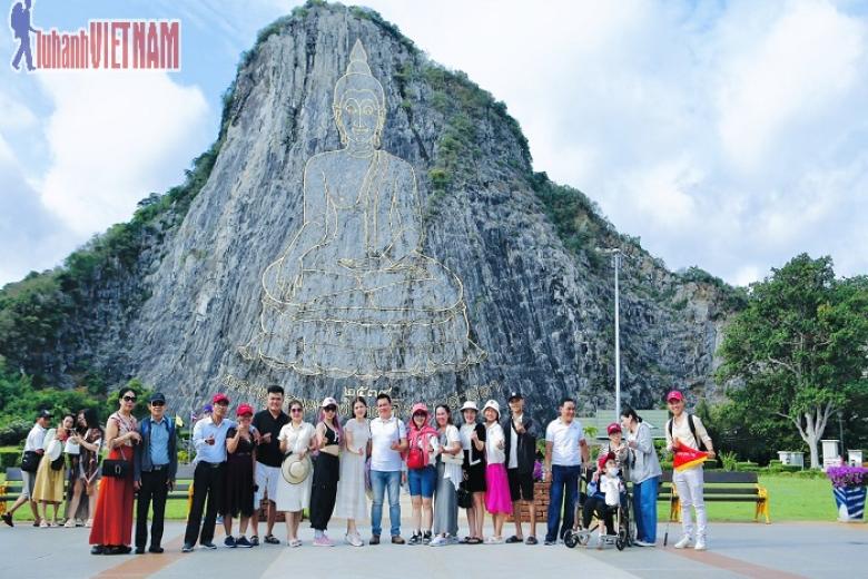 Khách chụp ảnh lưu niệm