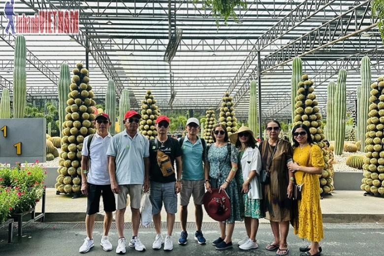 Khách chụp ảnh lưu niệm