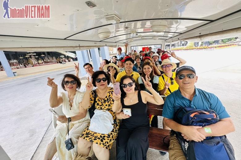 Khách chụp ảnh lưu niệm