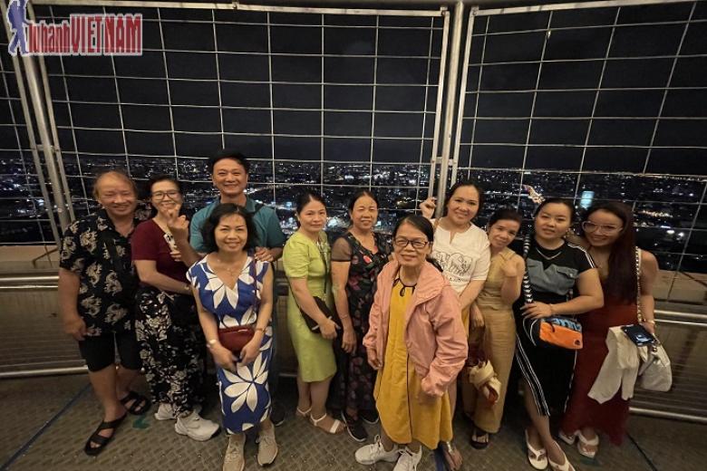 Khách chụp ảnh lưu niệm