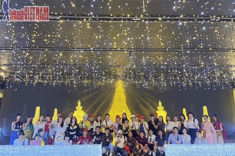 Khách chụp ảnh lưu niệm