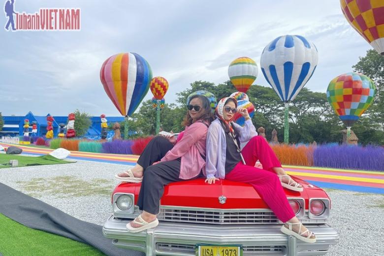 Khách chụp ảnh lưu niệm