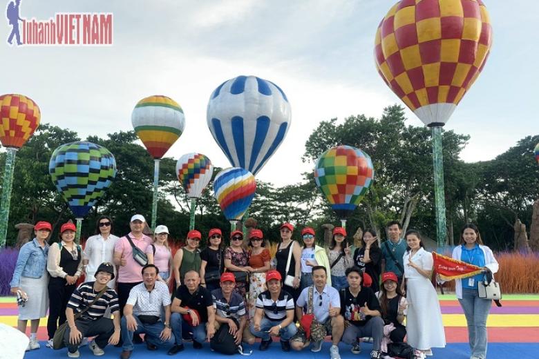 Khách chụp ảnh lưu niệm