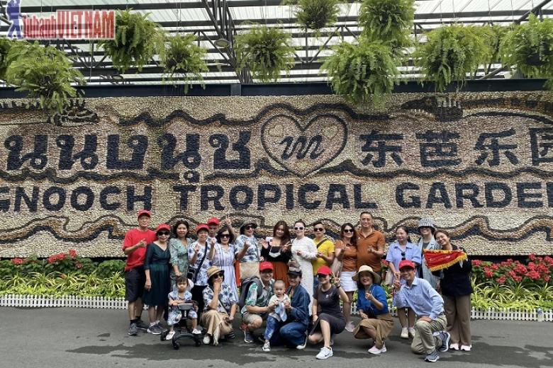 Khách chụp ảnh kỷ niệm