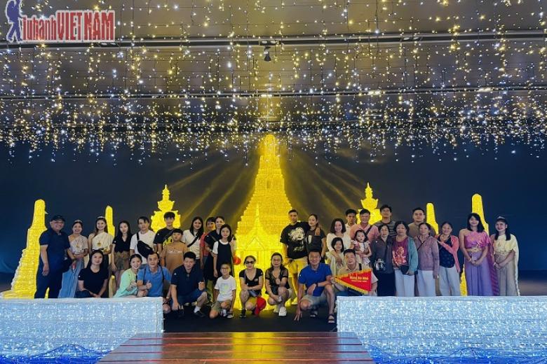 Khách chụp ảnh lưu niệm