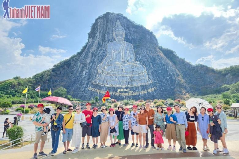 Khách chụp ảnh lưu niệm