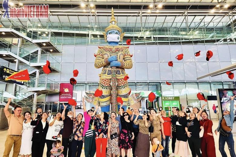 Khách chụp ảnh lưu niệm