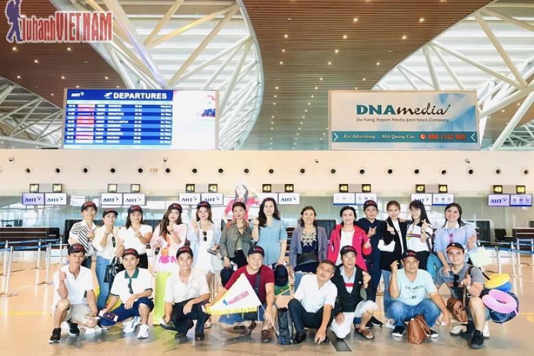 Khách chụp ảnh lưu niệm