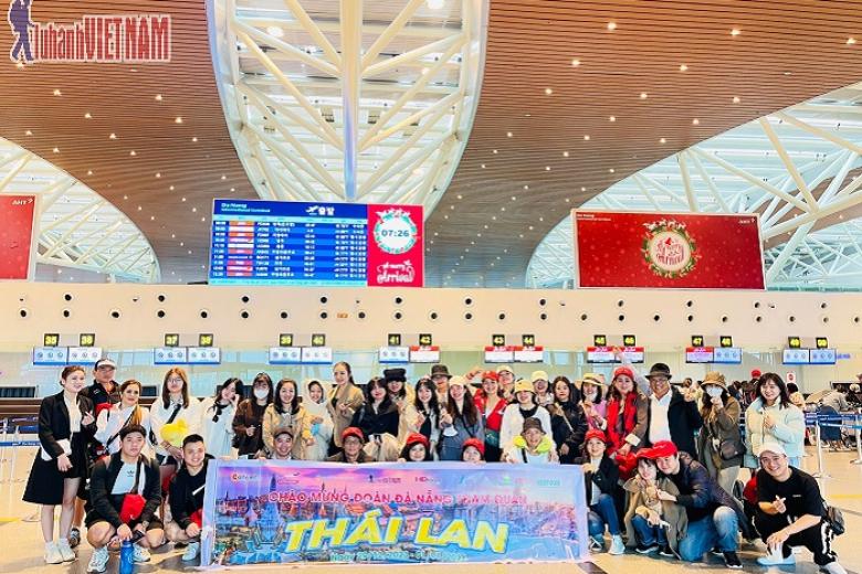 Khách chụp ảnh lưu niệm