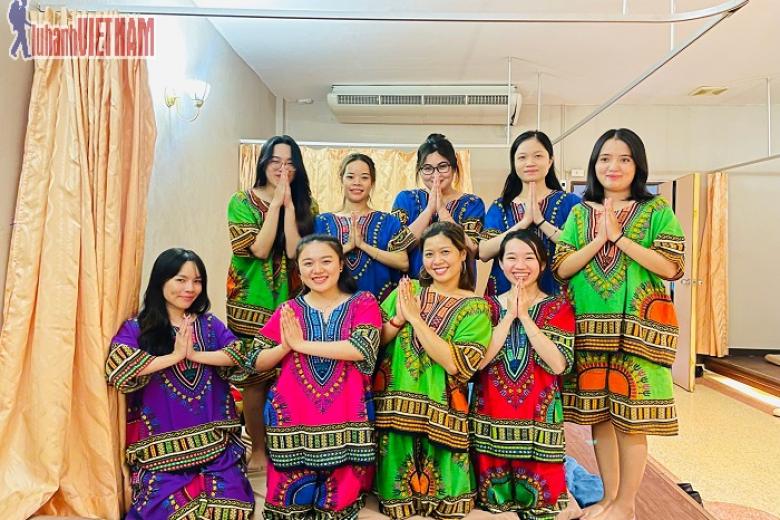 Khách chụp ảnh lưu niệm