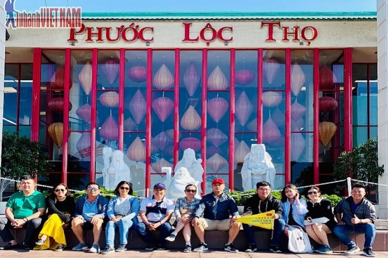 Khách chụp ảnh lưu niệm