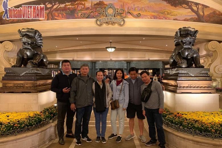 Khách chụp ảnh lưu niệm