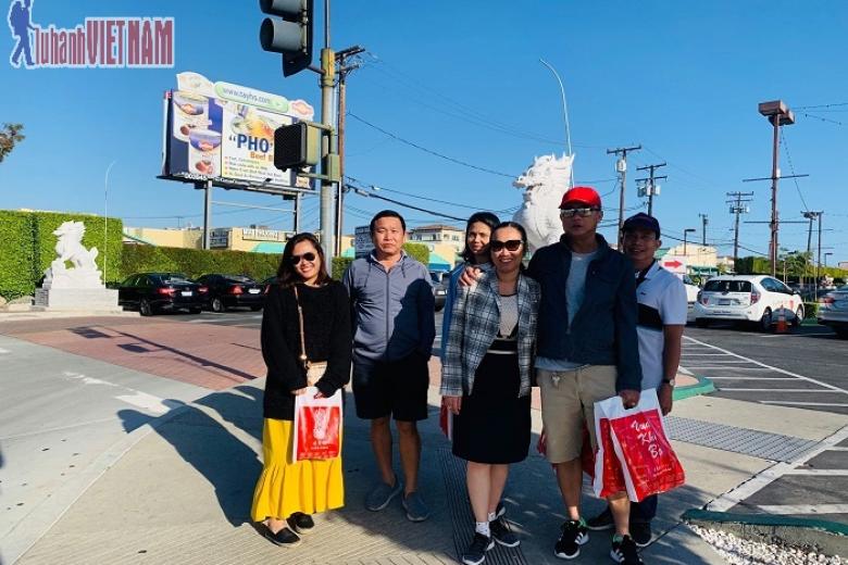 Khách chụp ảnh lưu niệm