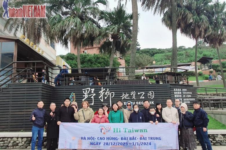 Khách chụp ảnh lưu niệm