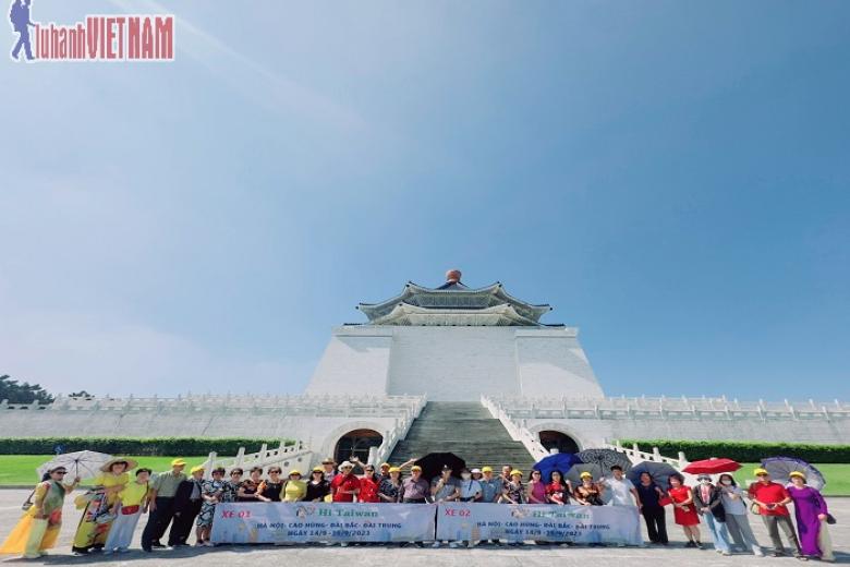 Khách chụp ảnh lưu niệm