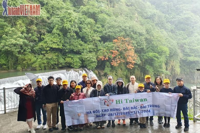 Khách chụp ảnh lưu niệm