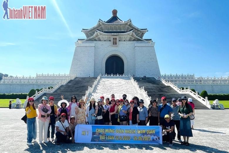 Khách chụp ảnh lưu niệm