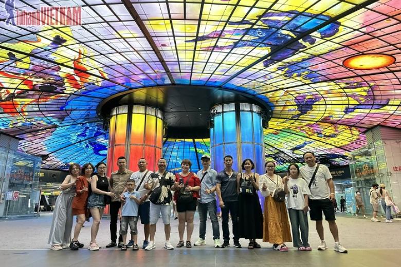 Khách chụp ảnh lưu niệm