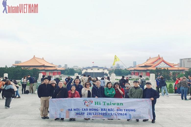 Khách chụp ảnh lưu niệm