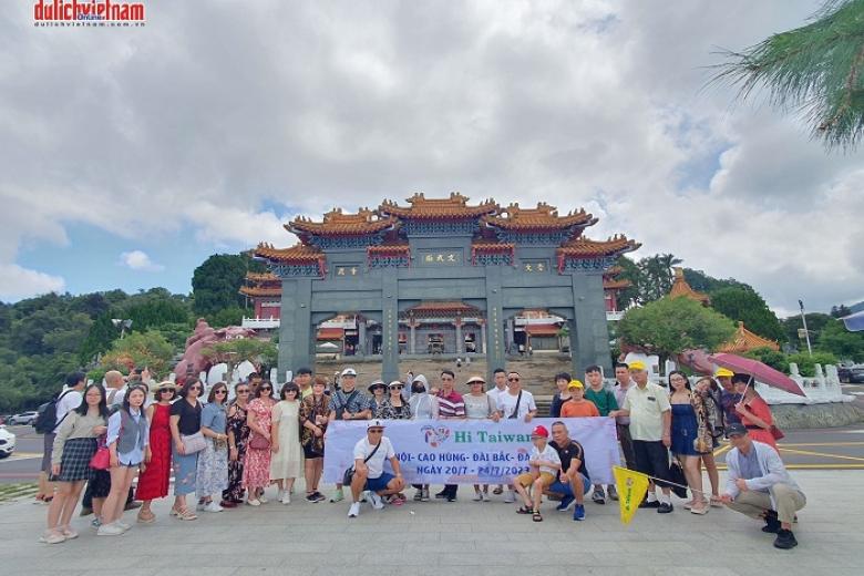Khách chụp ảnh lưu niệm