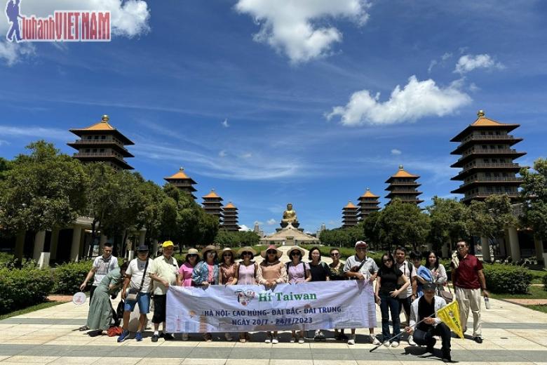 Khách chụp ảnh lưu niệm