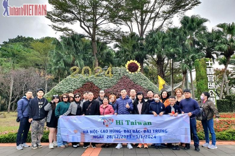 Khách chụp ảnh lưu niệm