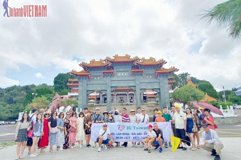 Khách chụp ảnh lưu niệm