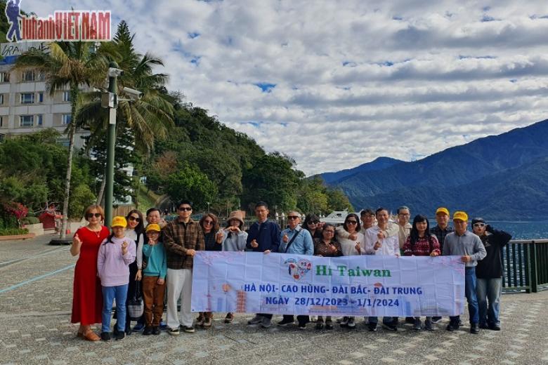 Khách chụp ảnh lưu niệm